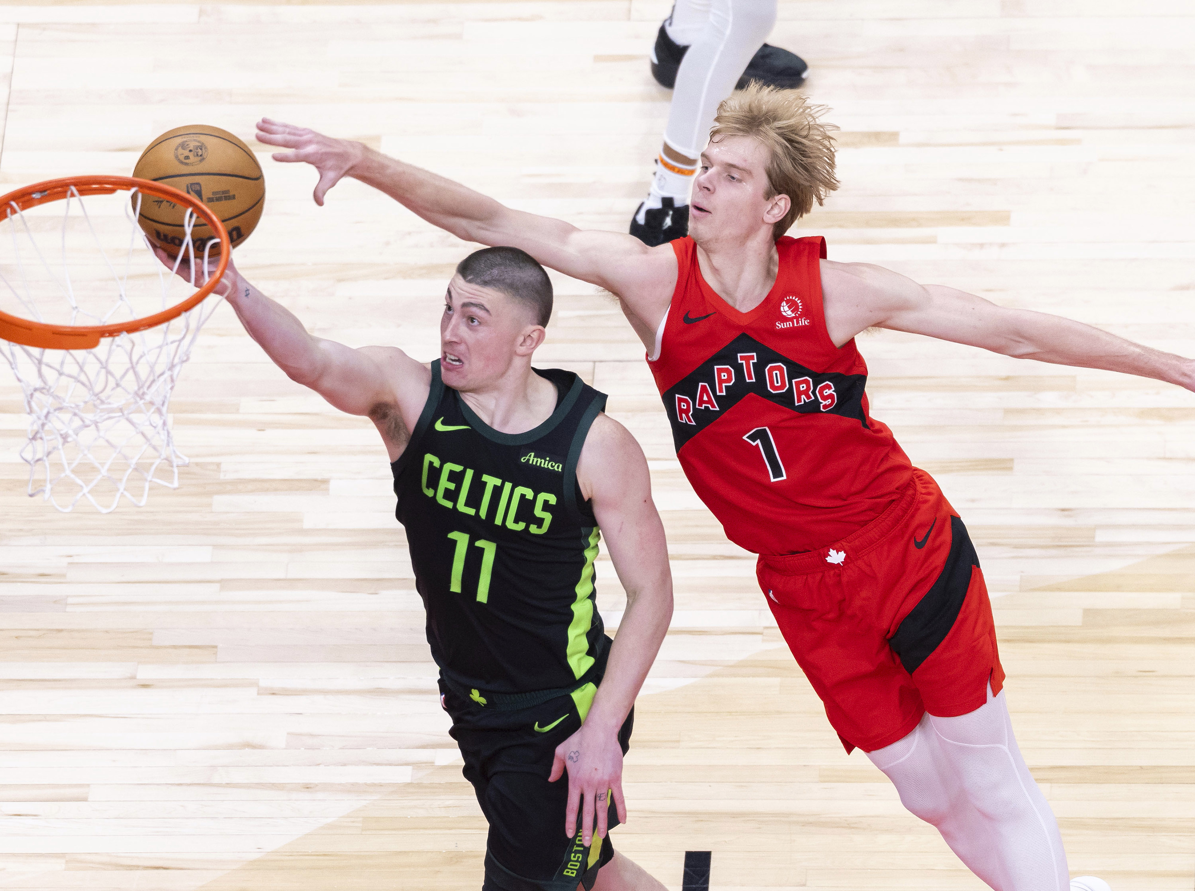 猛龙实力碾压老鹰,取得季后赛首轮大胜 猛龙实力碾压老鹰,取得季后赛首轮大胜