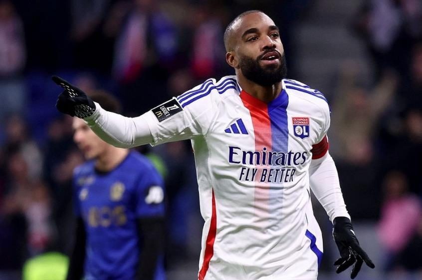 关于里昂球员团结一致，战胜强敌的信息