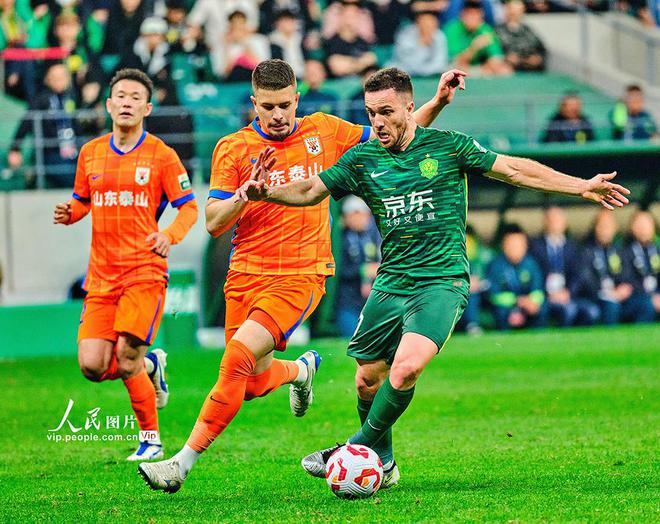 开云体育app下载-北京国安与山东鲁能激烈角逐，谁能笑到最后