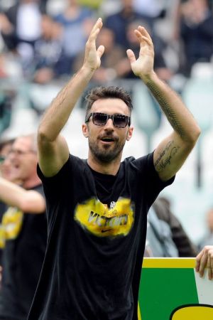 关于巴勒莫球迷抗议，要求俱乐部改进管理的信息