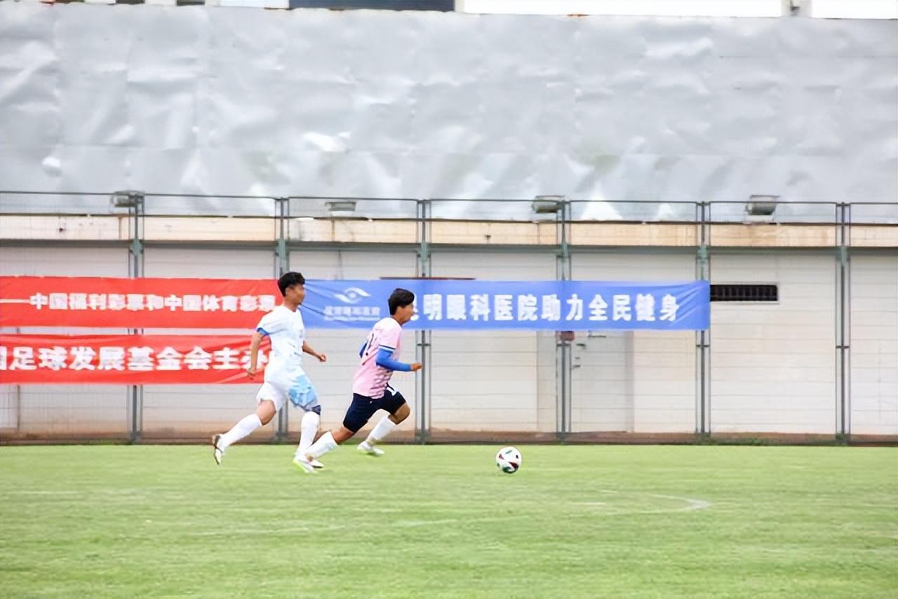 包含足球赛事场上强强对话,场面激烈有序的词条 包含足球赛事场上强强对话,场面激烈有序的词条