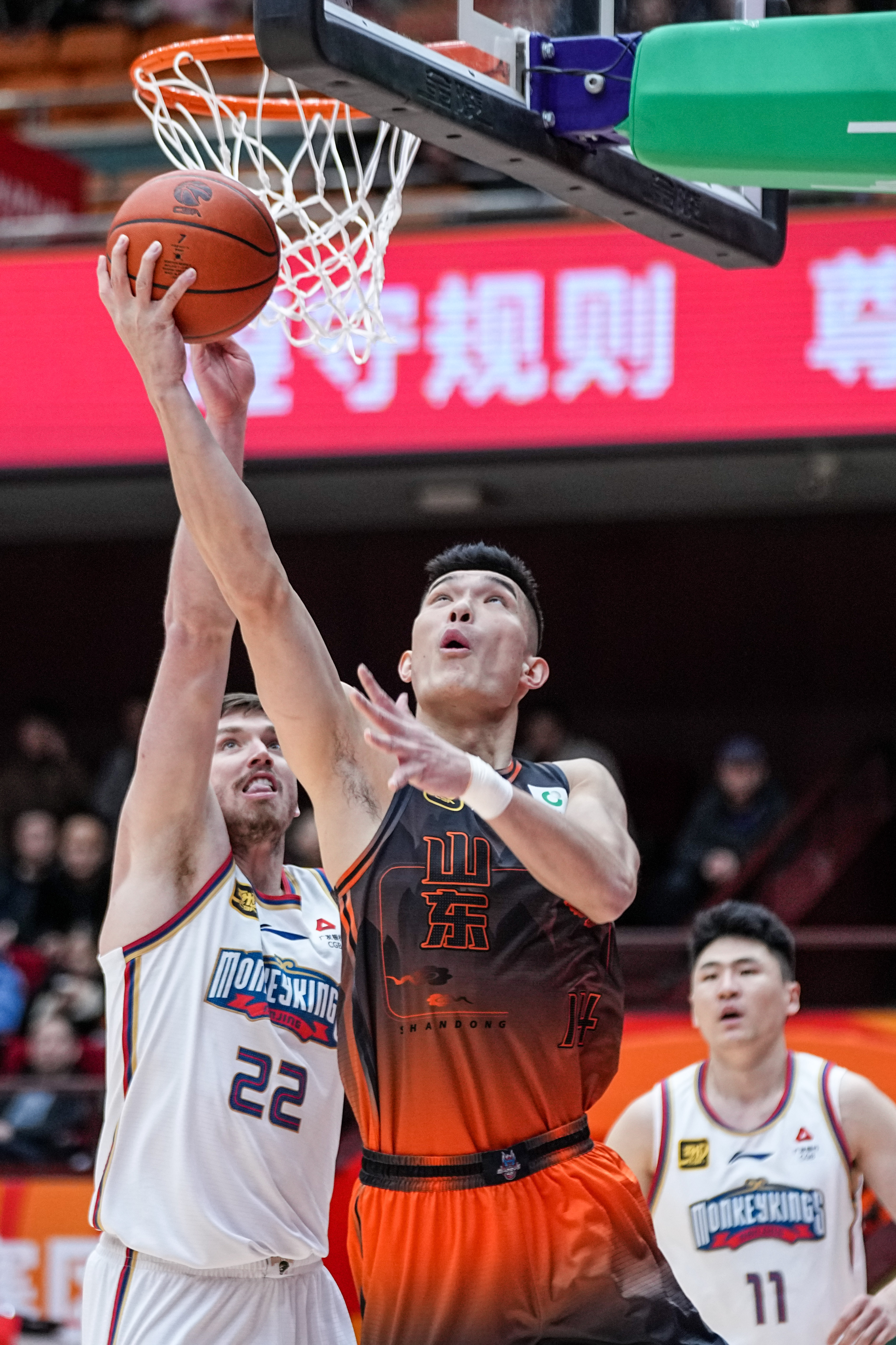 山东男篮大胜浙江队，成功晋级半决赛