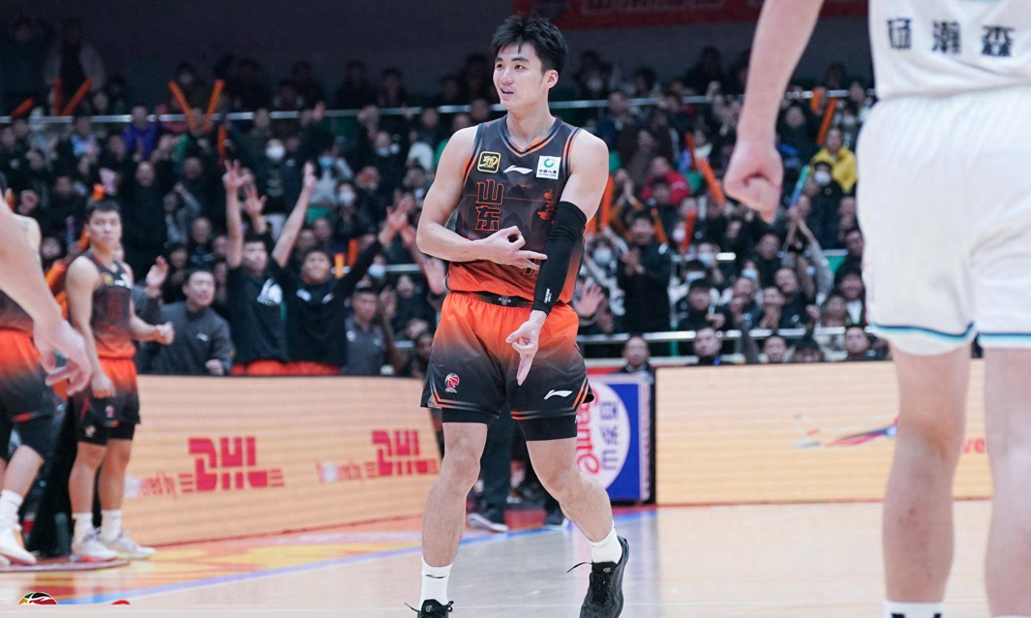 山东男篮大胜浙江队，成功晋级半决赛