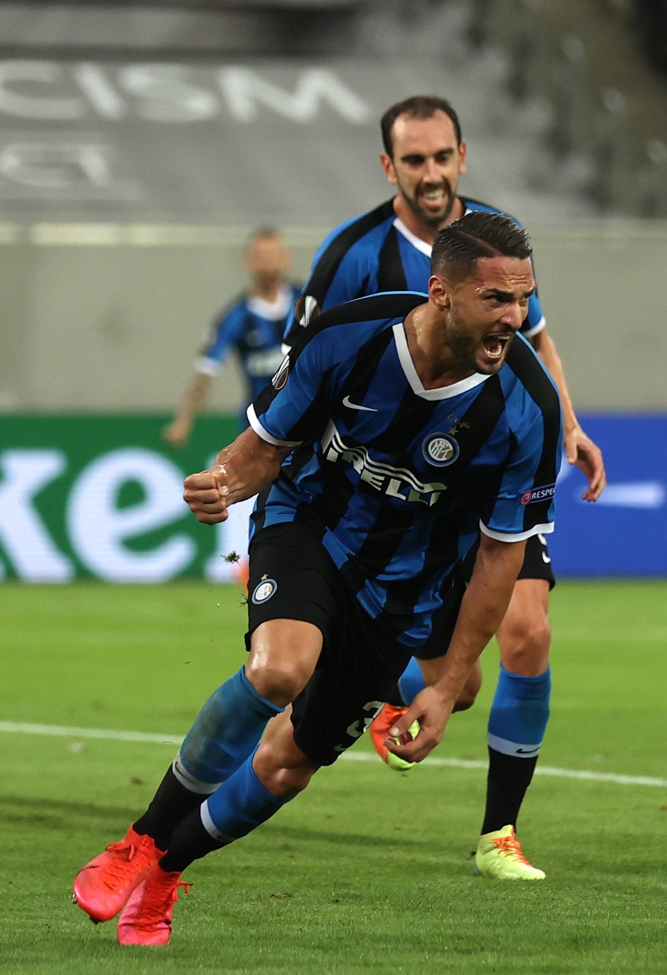 开云体育入口-法国足球职业联赛竞争激烈，场面火爆的简单介绍