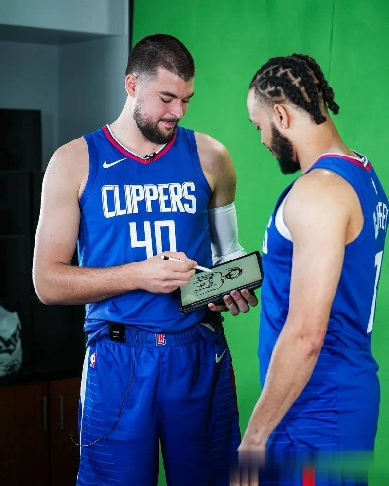 快船队球员在训练中表现出自信和决心，为新赛季做好准备的简单介绍