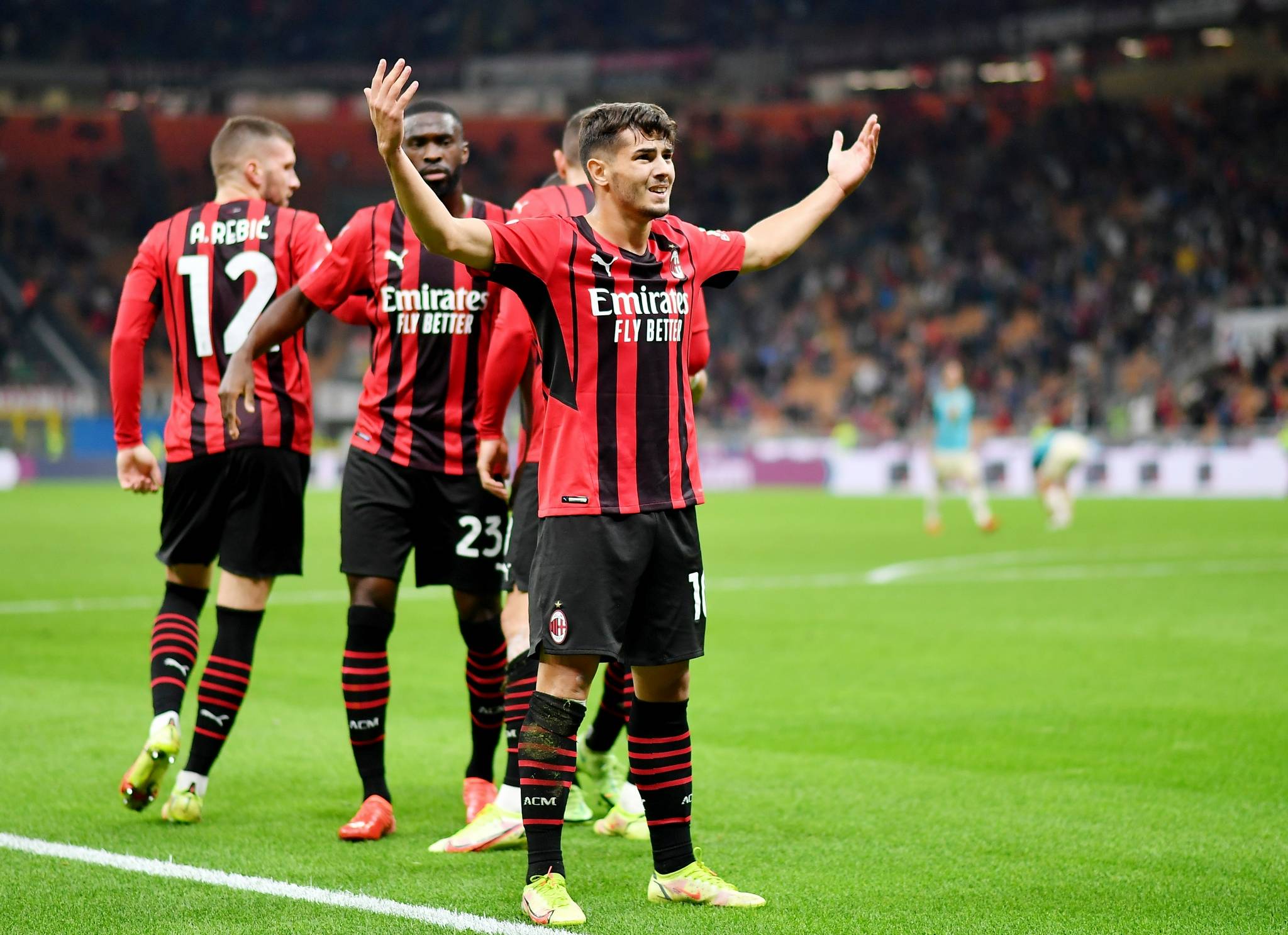 AC米兰主场大胜,稳固联赛头名位置 AC米兰主场大胜,稳固联赛头名位置