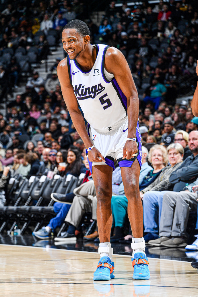 马刺大胜爵士,德罗赞彻底复苏 马刺大胜爵士,德罗赞彻底复苏