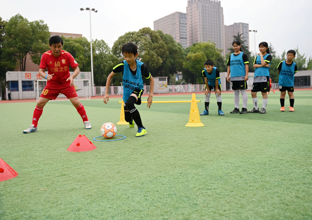开云体育在线-包含少年足球比赛热火激烈，技战术全方位展示的词条