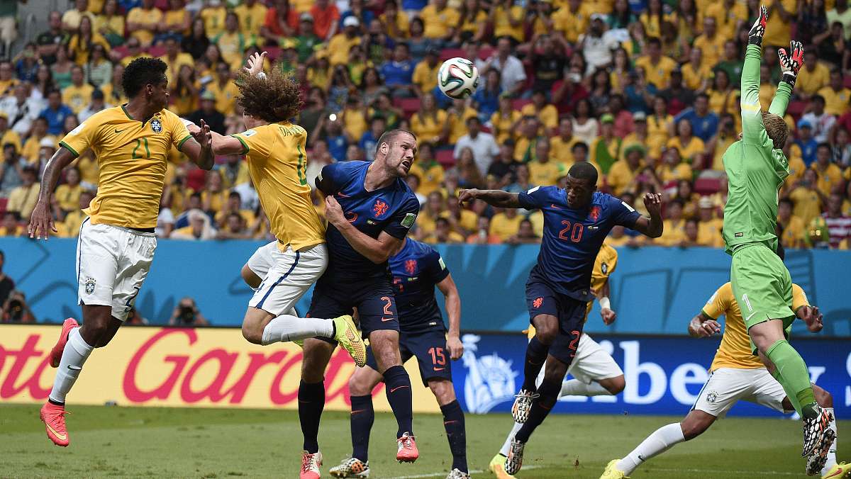 开云体育直播-足球比赛现场灯光缤纷，球场上热血激战的简单介绍