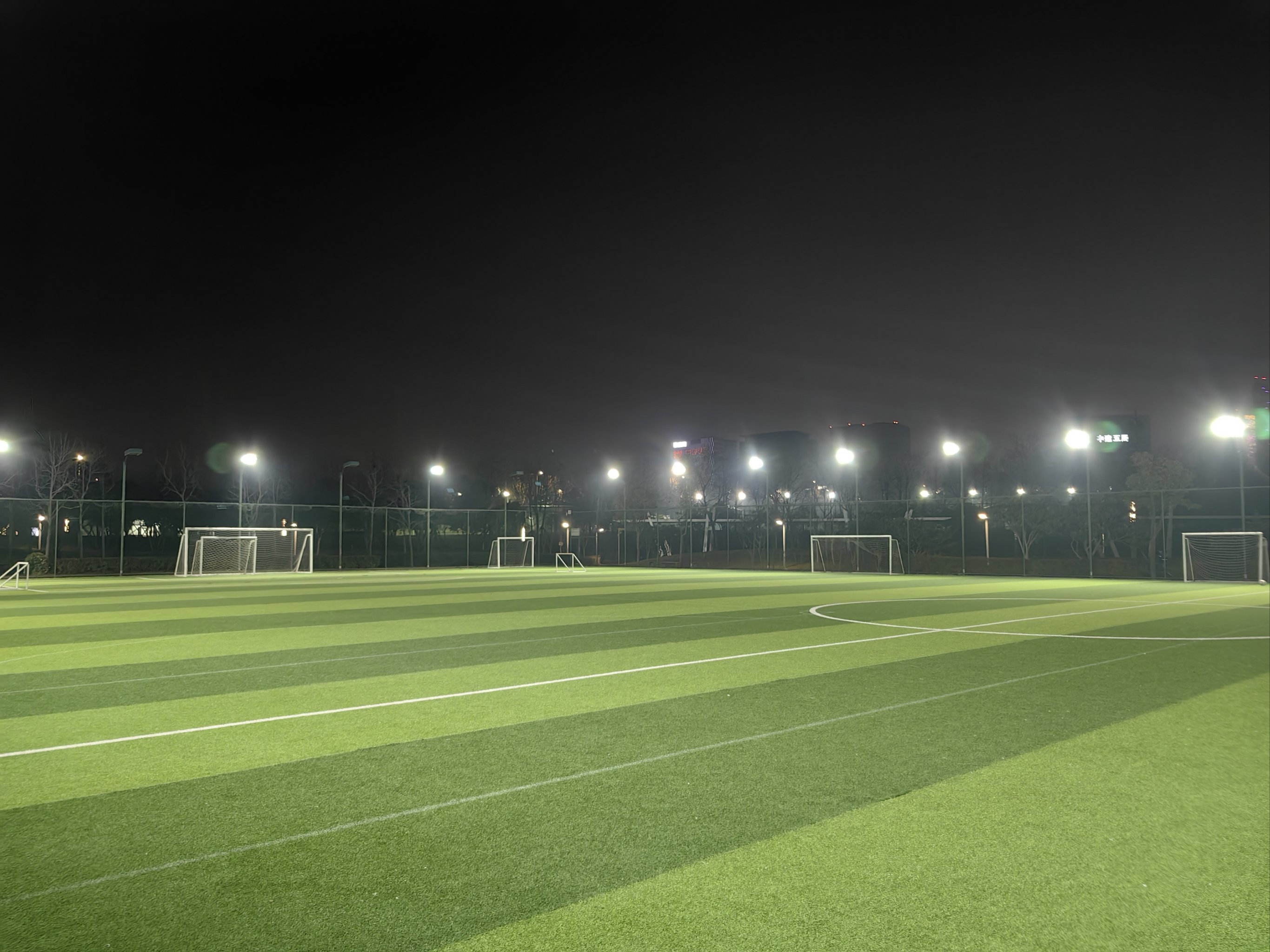 足球比赛现场灯光缤纷,球场上热血激战的简单介绍 足球比赛现场灯光缤纷,球场上热血激战的简单介绍