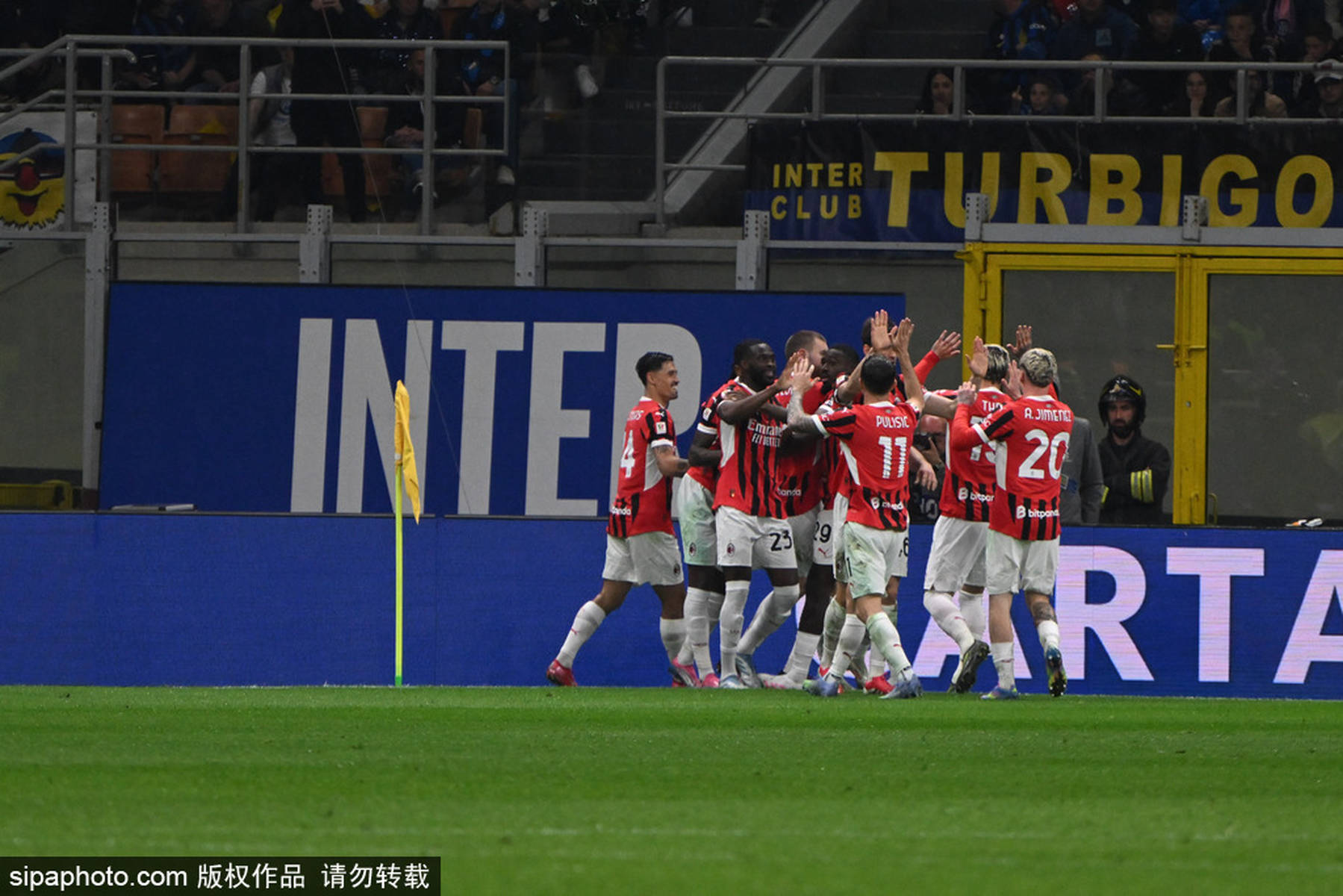 开云体育app下载-AC米兰球迷疯狂庆祝胜利，引发争议的简单介绍