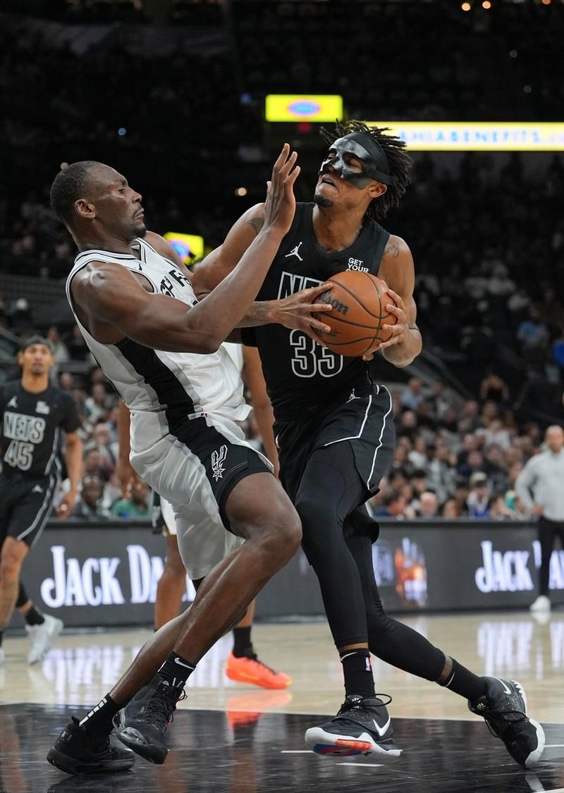 马刺惨败篮网,遭遇连败 马刺惨败篮网,遭遇连败