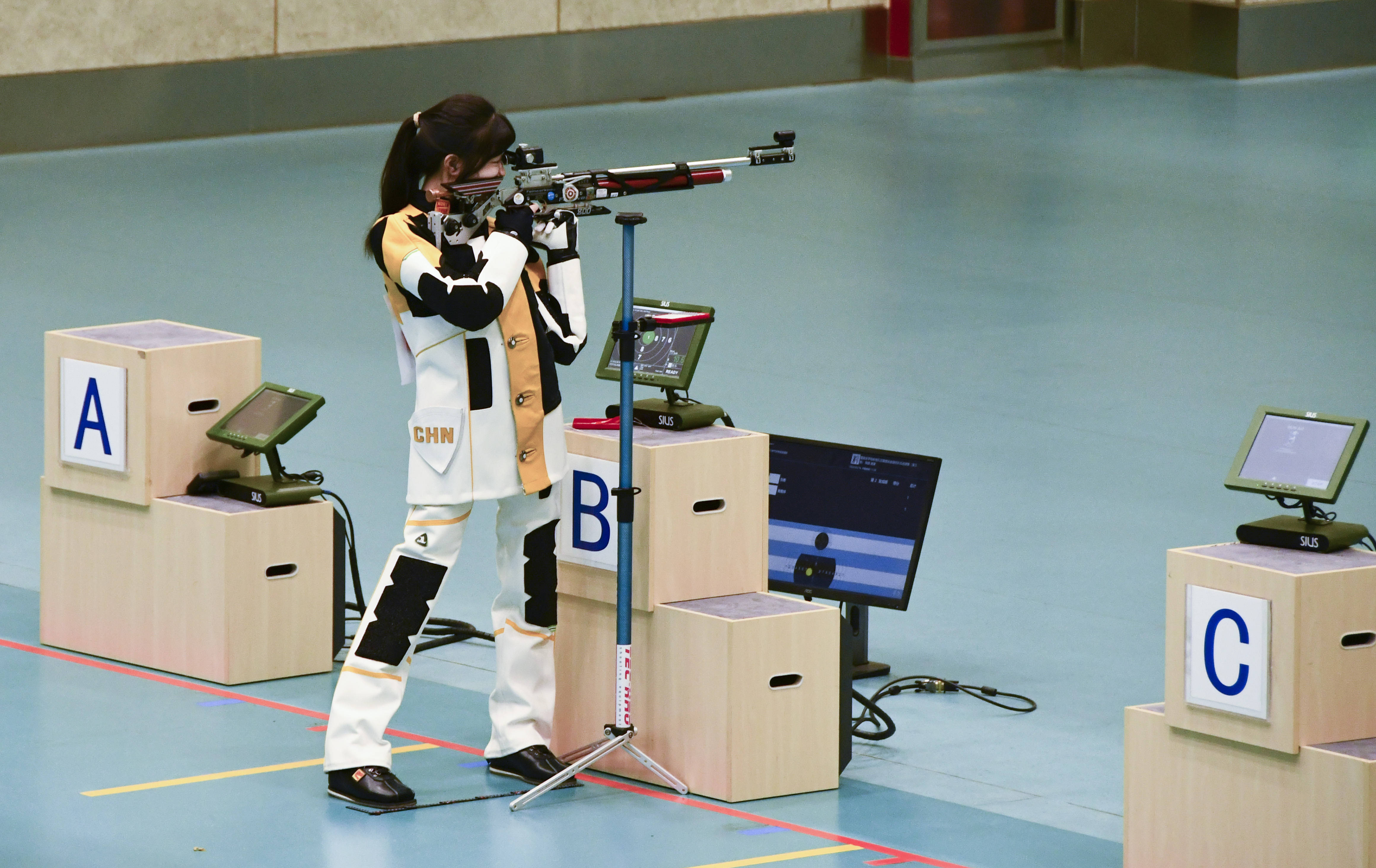 开云体育官网入口-射击比赛紧张激烈，选手精准命中目标