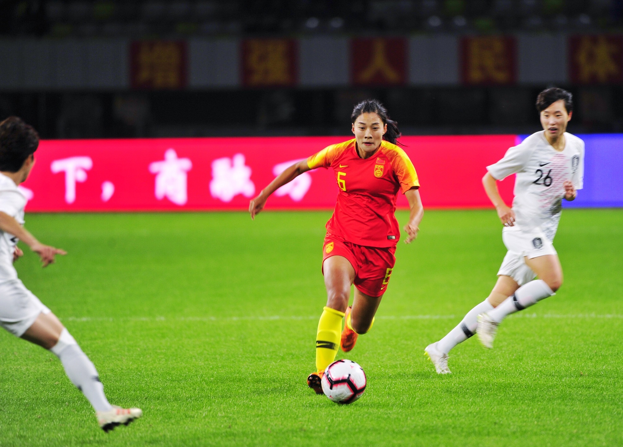 中国女子足球运动员在国际比赛中取得胜利