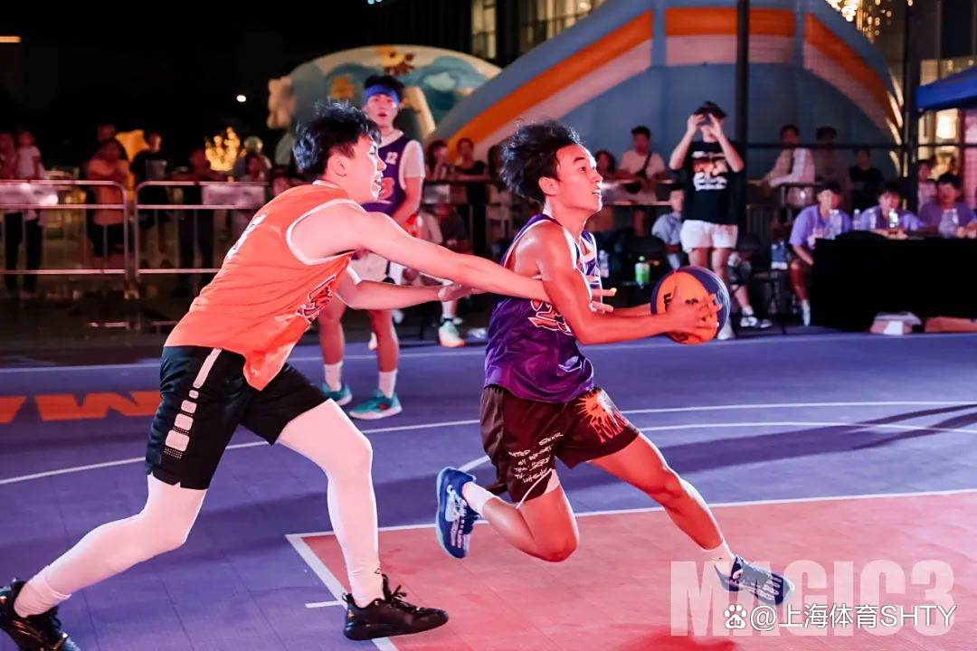 篮球比赛燃情进行，球员精彩发挥，让观众激动