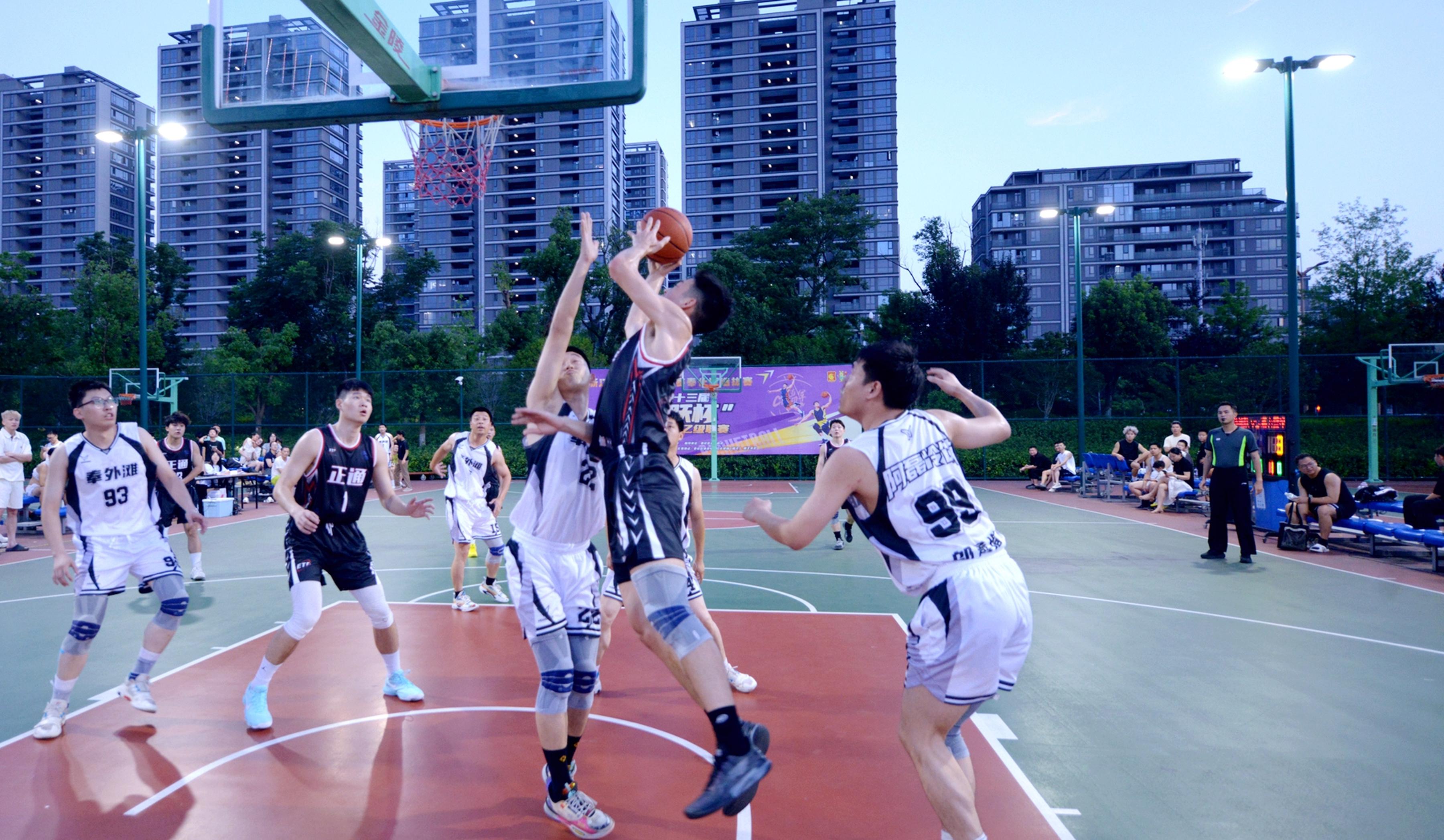 篮球比赛燃情进行,球员精彩发挥,让观众激动 篮球比赛燃情进行,球员精彩发挥,让观众激动