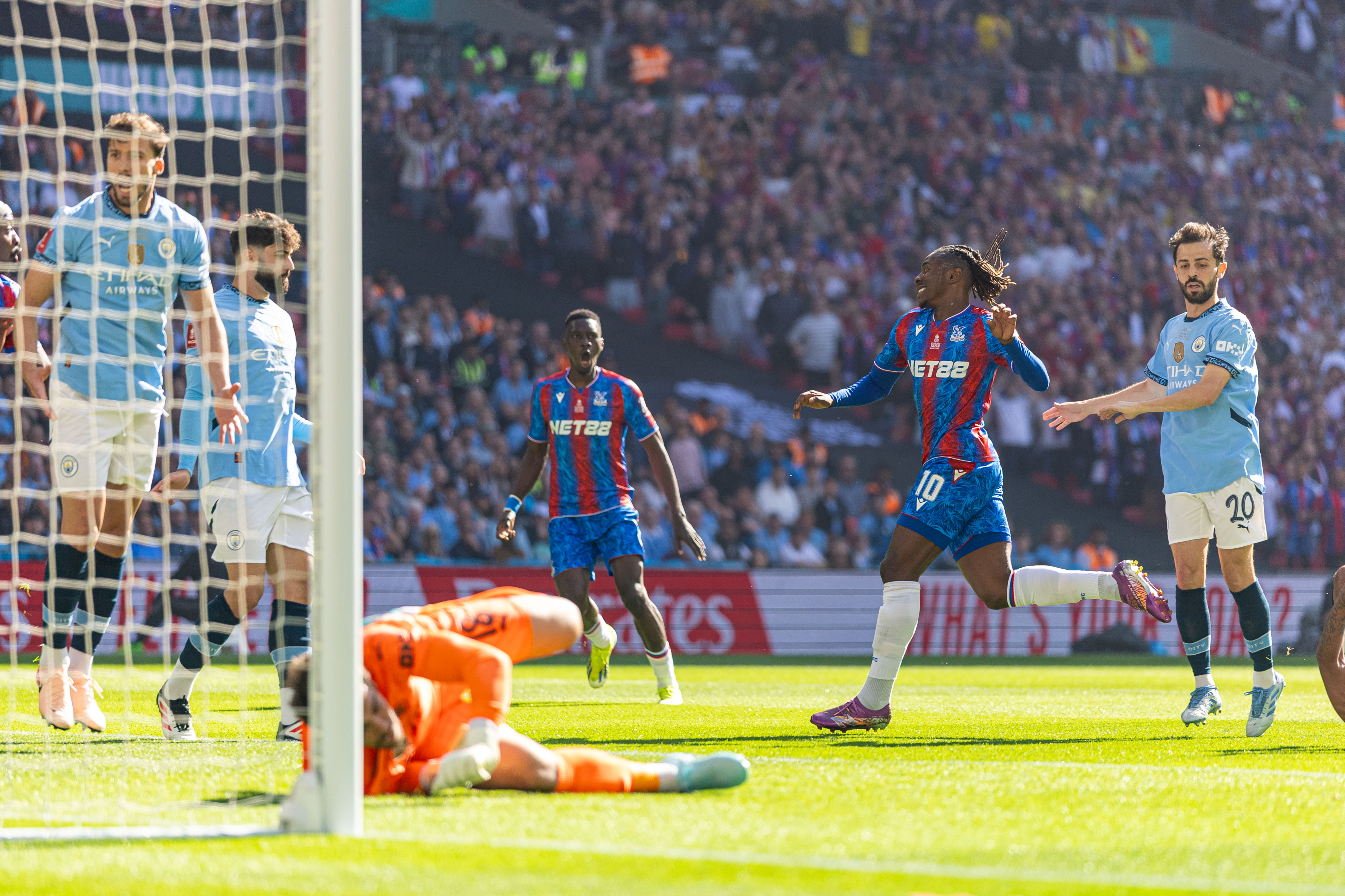英格兰队在关键比赛中赢得胜利 英格兰队在关键比赛中赢得胜利