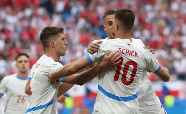 精彩对决！欧预赛球员们拼尽全力，争夺晋级